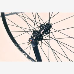 Truing stand with thru-axle adapter IceToolz Xpert 240E129T