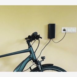 Universal opladerholder i metal - st�rrelse M - sort