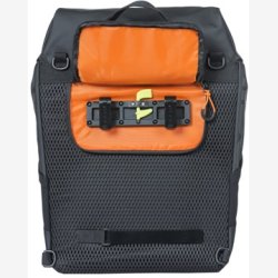 Basil Miles Tarpaulin cykelrygsk Nordlicht 17 liter 31 x 17 x 44 cm - sort/orange