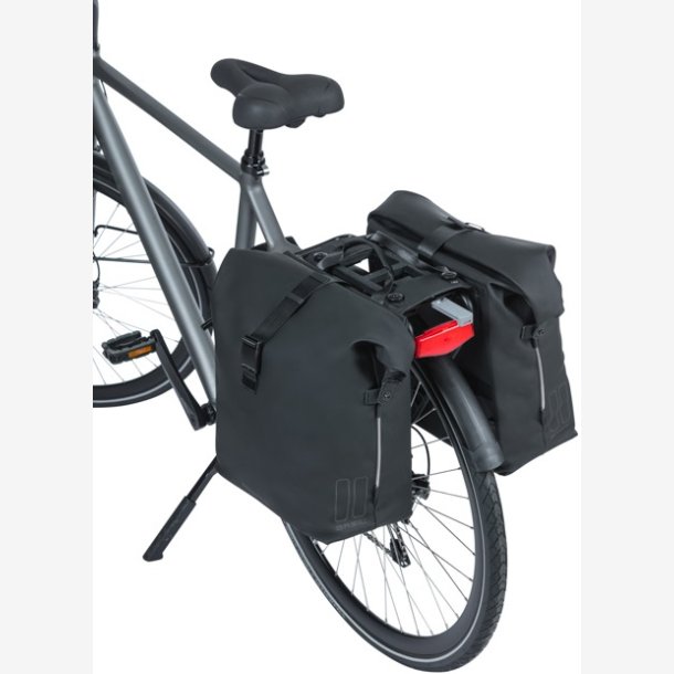 Double Cykeltaske Basil SoHo Nordlicht MIK 41 liters 31 x 13 x 37 cm - pastel black