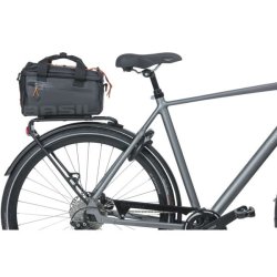 Trunkbag Basil Miles Presenning MIK 7 liter 30 x 19 x 16 cm - sort/orange - vandtt